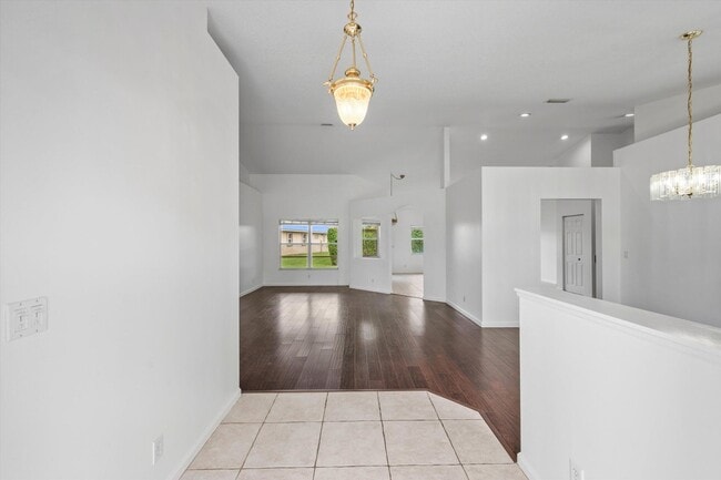 Building Photo - 106 Fernwood Cres