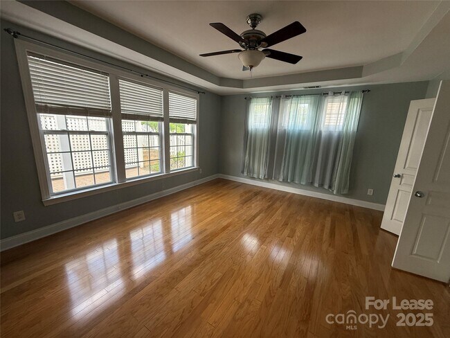 Foto del edificio - 296 Trillium St NW
