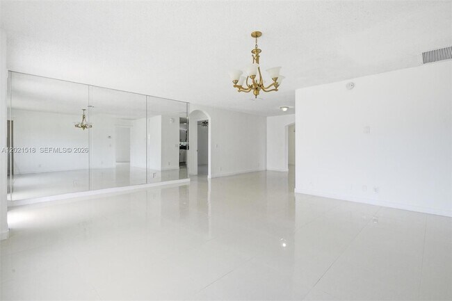 Foto del edificio - 7434 Thatcher Ave