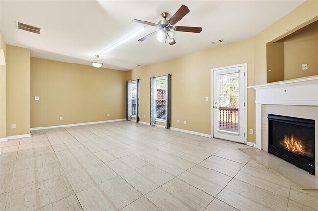 Building Photo - 6199 Thorncrest Dr