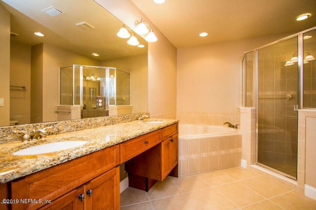 Foto del edificio - 132 Hidden Palms Ln
