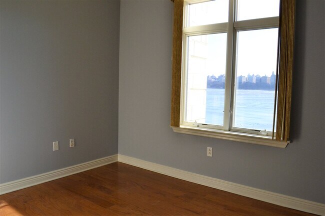Foto del edificio - 7400 River Rd