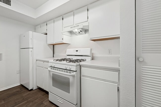 Building Photo - Glen Oaks Apartments