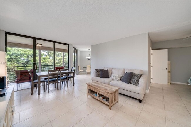 Foto del edificio - 7400 Radice Ct