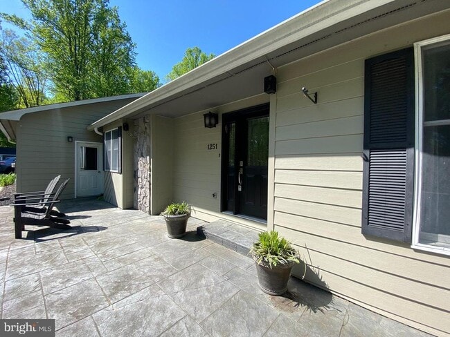 Building Photo - 1251 Hinton Dr