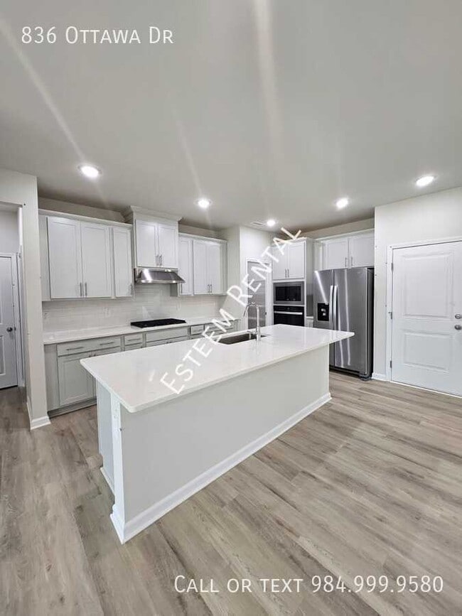 Building Photo - 836 Ottawa Dr