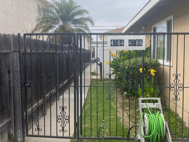 puerta de acceso al dúplex - 4164 Howard Ave