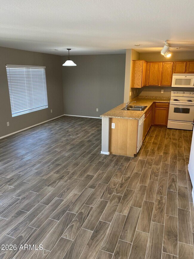 Foto del edificio - 558 S 222nd Ln