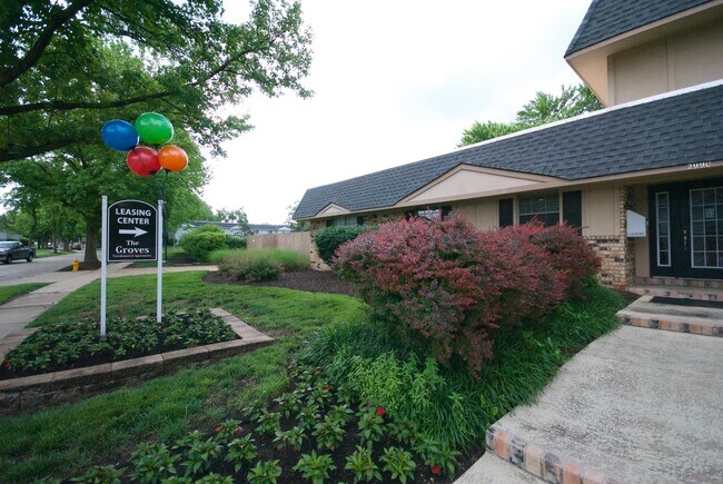 Foto del edificio - The Groves Townhomes and Apartments