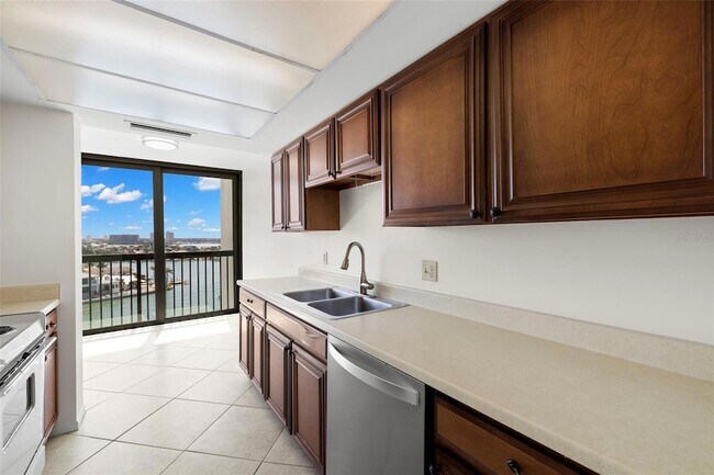 Foto del edificio - 9425 Blind Pass Rd