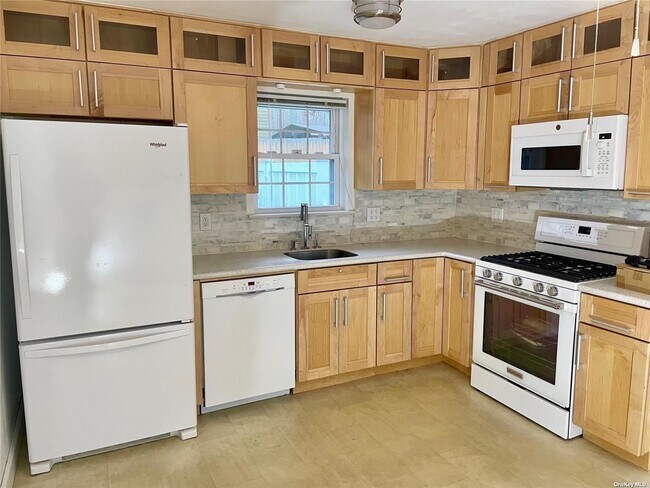 Building Photo - 451 Brookhaven Ave