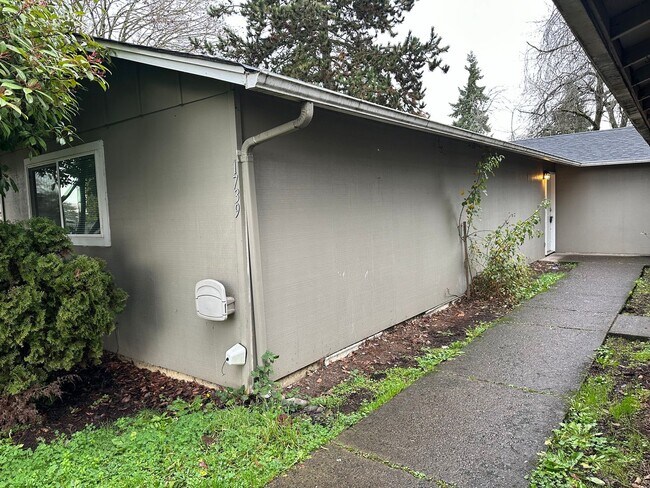 Building Photo - 2 bed 1 1/2 bath duplex in Springfield!