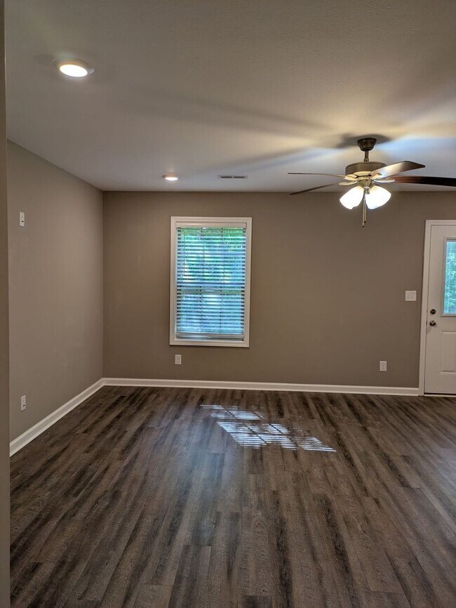 Foto del edificio - 2 Bedroom Condo For Rent in Sango Area!