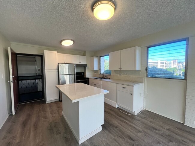 Building Photo - Punahou Wilder 2 bedrooms 1 bath with 1 as...