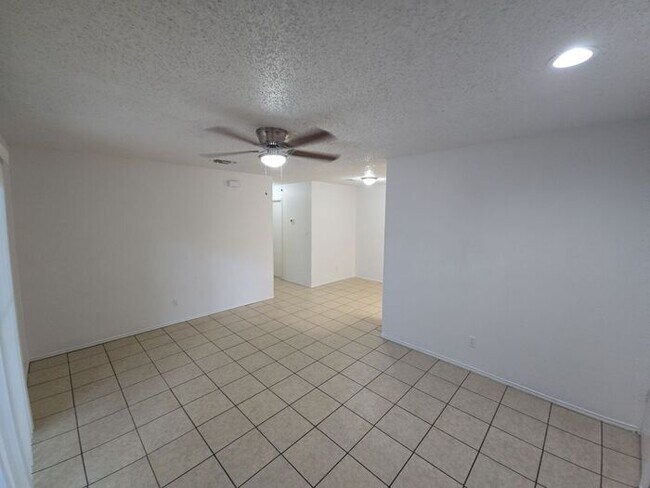 Foto del edificio - **Updated 2 Bed Home with Covered Carport ...
