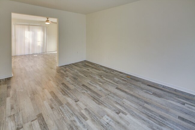 Foto del edificio - End Unit in New Castle - Showing Saturday ...
