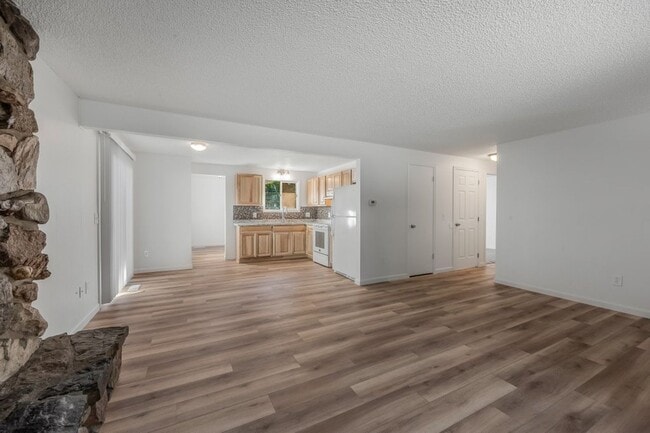 Building Photo - New Remodel 2 bed 1 bath (partial finished...