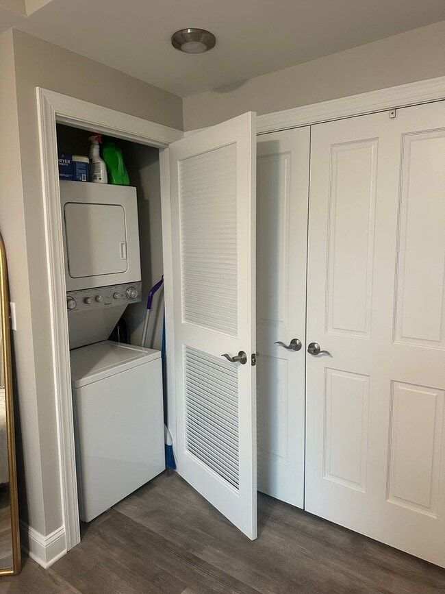 Building Photo - Newly Renovated 1-Bedroom Apartment on Elm...