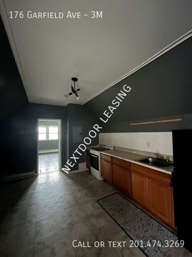 Building Photo - 176 Garfield Ave