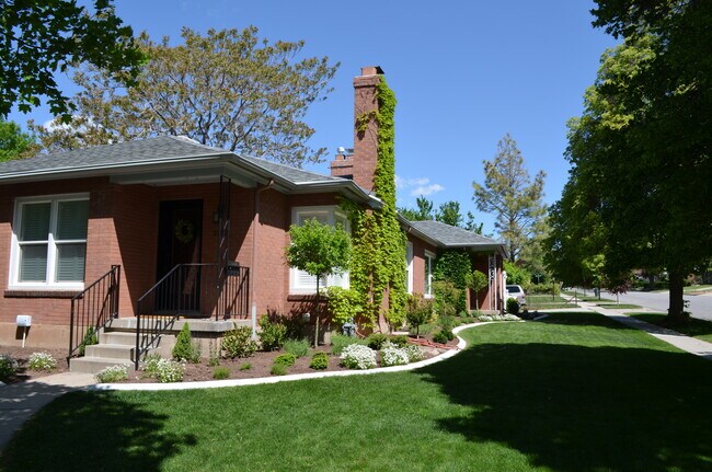 Foto del edificio - 2183 E Logan Ave