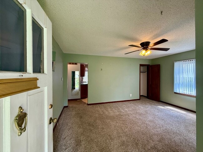 Building Photo - 2 Bed / 1 Bath House with lots of Features...