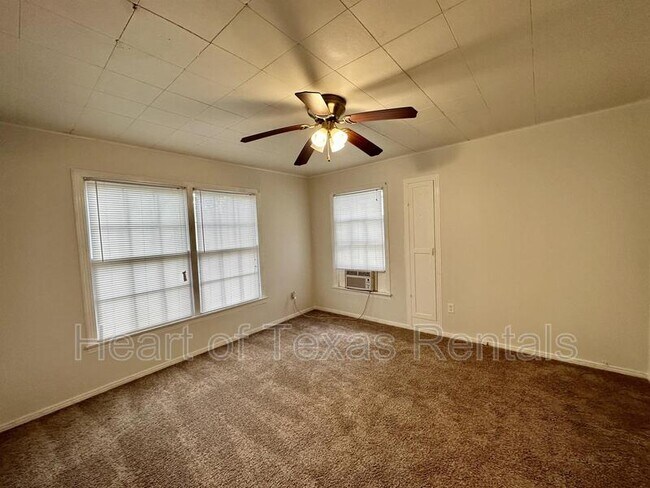 Foto del edificio - 4000 Maple Ave