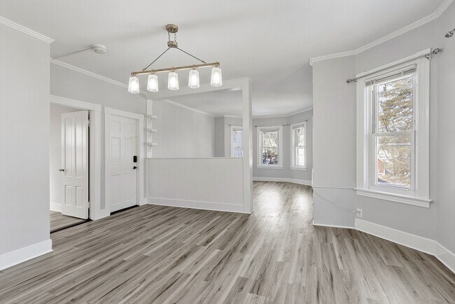 Building Photo - 19 Isabella St