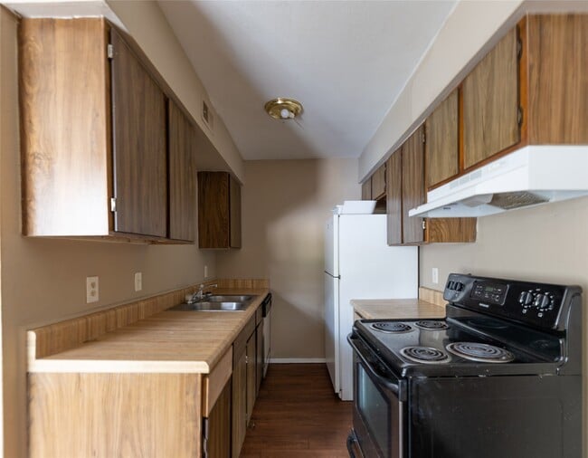 Building Photo - 2708 Evergreen Cir