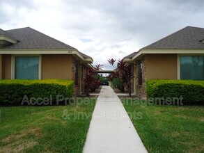 Building Photo - 415 W Pirul St