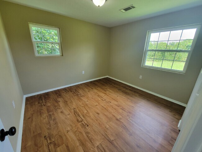 Building Photo - 4 BEDROOM WITH RENOVATIONS