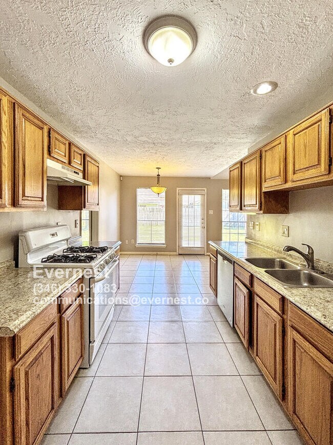 Foto del edificio - Charming 3-Bedroom Home with Spacious Yard...