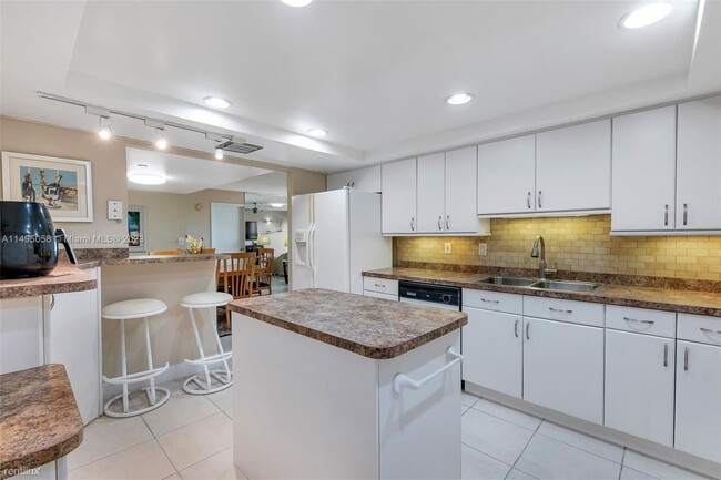 Building Photo - 2 br, 2 bath Condo - 3200 Port Royale Dr N...