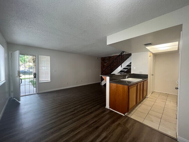 Building Photo - Beautiful Two Story Condo in Azusa