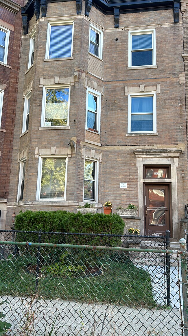 Large, quiet, clean vintage apt in beautiful Washington Park area. 3 flat walk up. - 5651 S Calumet Ave