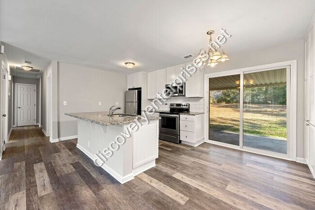 Foto del edificio - Renovated 4 bdrm/ 2 bath - Open Floor Plan...