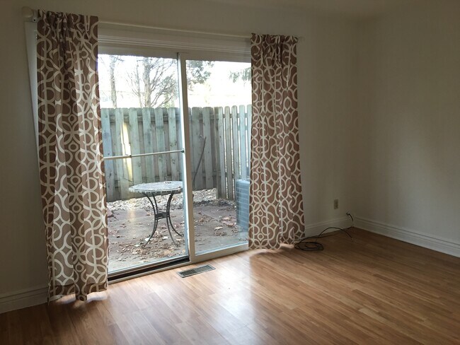 Building Photo - 3433 Kenbrooke Ct