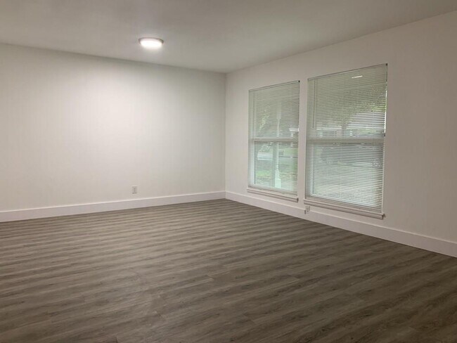 Building Photo - 1605 Sweetbriar Ave