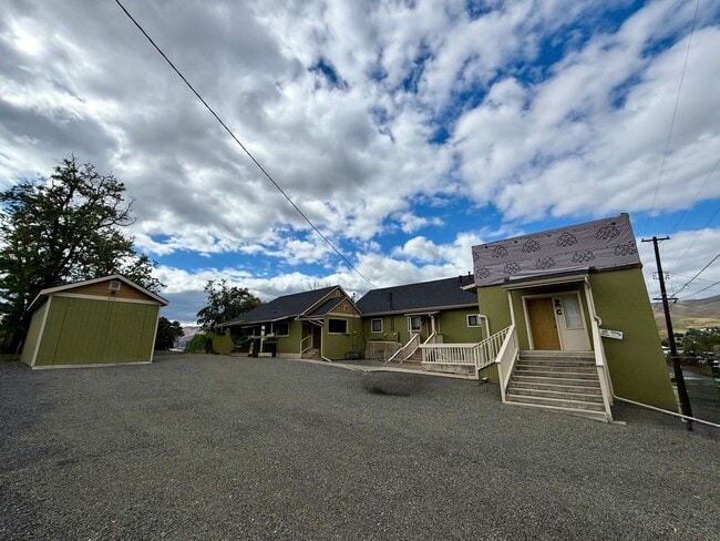 Building Photo - FULLY REMODELED 3 bedroom 1 bath Rental