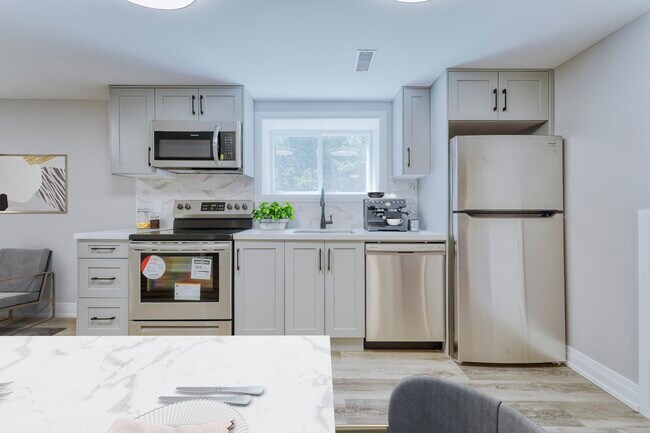 Photo du bâtiment - Beautiful 2 Bedroom Basement Apartment – A...