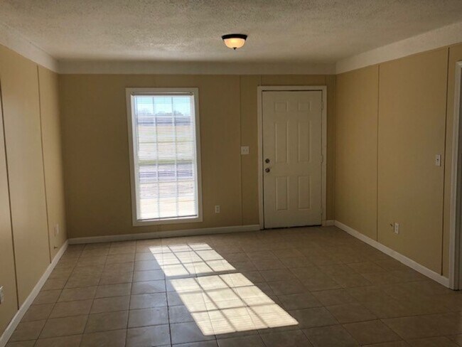 Foto del edificio - Renovated 2 Bedroom 1 Bath Apartment for Rent!