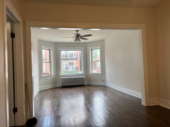 Foto del edificio - 2737 W Belmont Ave