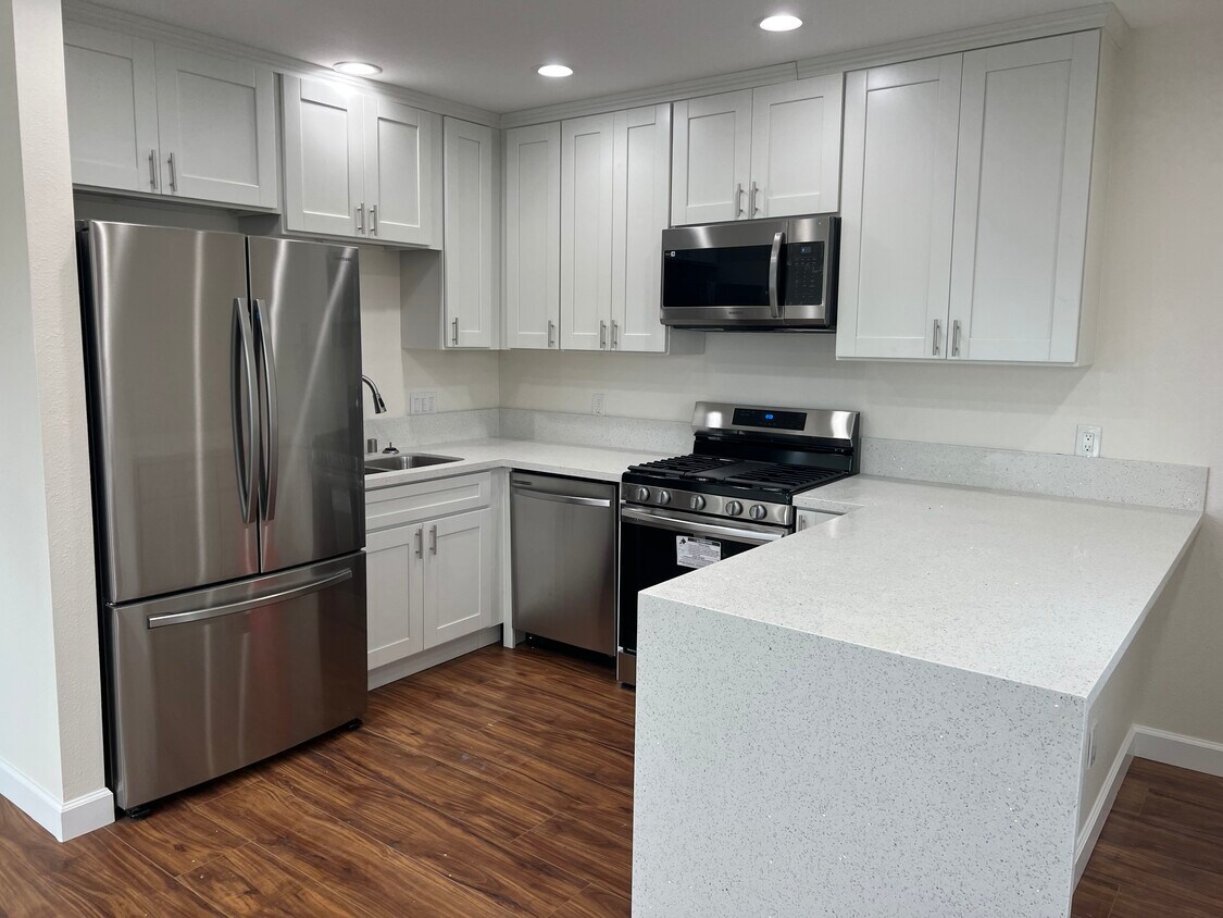 Waterfall-style counter with breakfast counter - 1618 E Romneya Dr