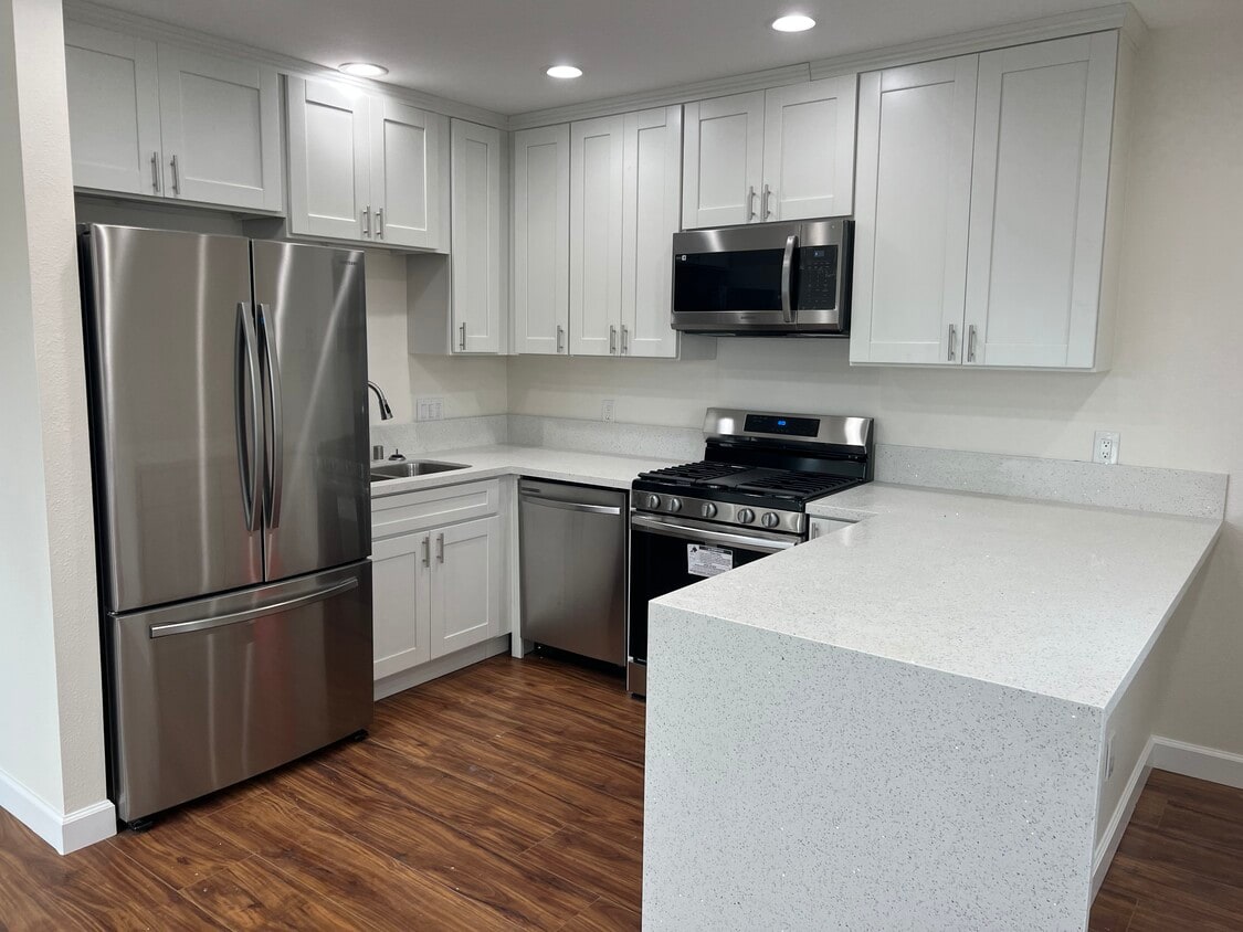 Waterfall-style counter with breakfast counter - 1618 E Romneya Dr