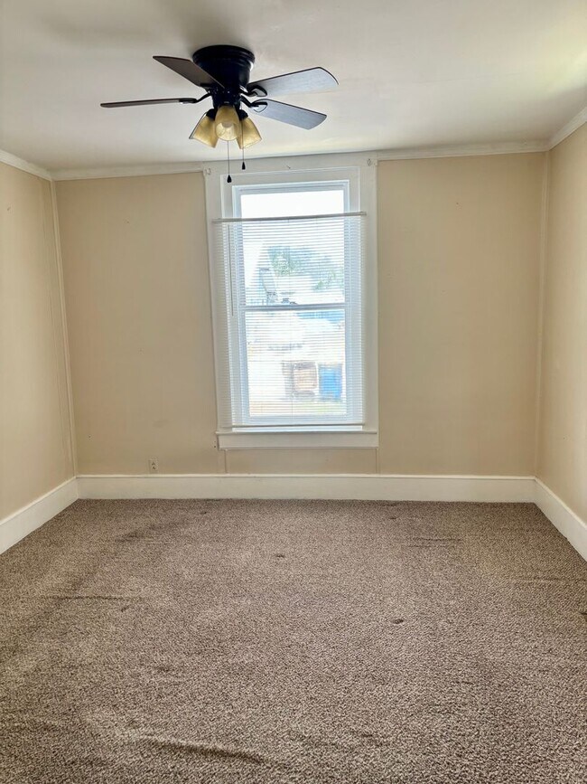 Building Photo - Check Out This 2-Bed/1.5-Bath House in Blu...