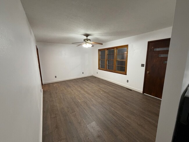 Building Photo - 502 Bluebird Dr