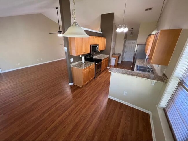 Building Photo - Private 3 Bed/2 Bath House in St. James School area!!