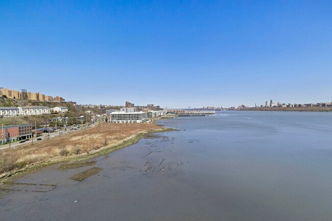 Foto del edificio - 8100 River Rd