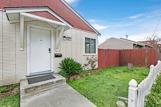 Building Photo - Newly Updated 2/2