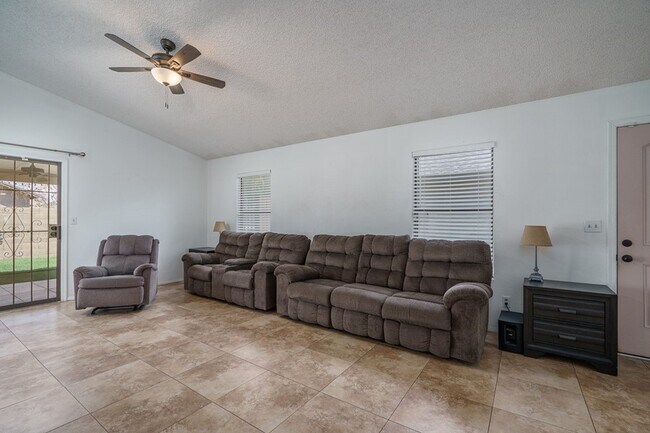 Building Photo - CHARMING 2 BED/2 BATH HOME!
