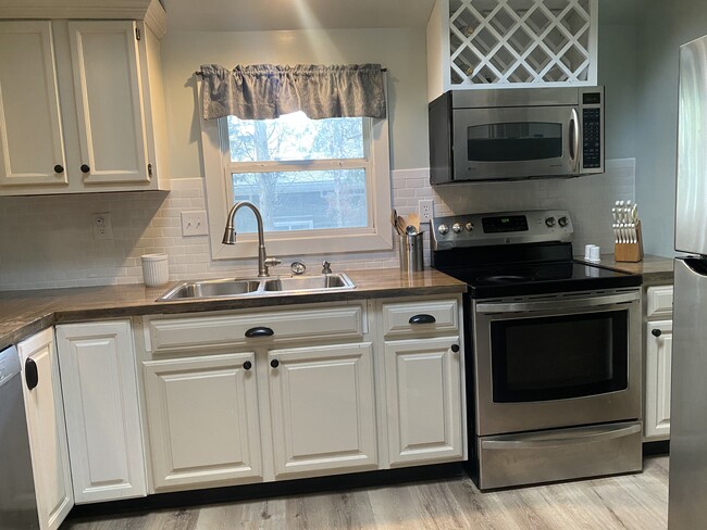 Kitchen - 481 E Sharon Rd